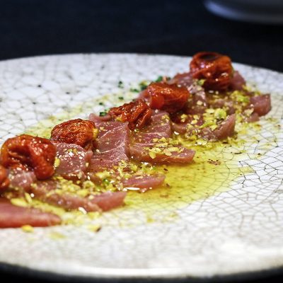 Sashimi de atún rojo con vinagreta de pistacho,tomate semiseco y soja- Carta