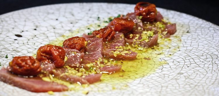 Sashimi de atún rojo con vinagreta de pistacho,tomate semiseco y soja- Carta