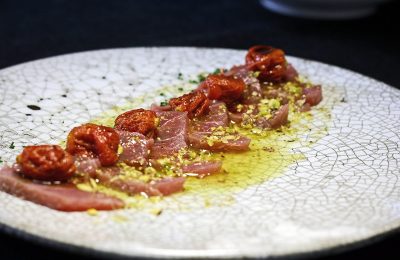 Sashimi de atún rojo con vinagreta de pistacho,tomate semiseco y soja- Carta