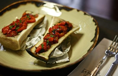 Tuétano a la brasa con pimientos asados - Carta